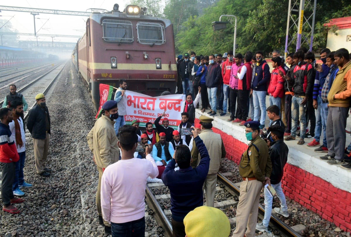 samajwadi party workers stopped train, arrested, activists lay in front of Bundelkhand train at Prayag station