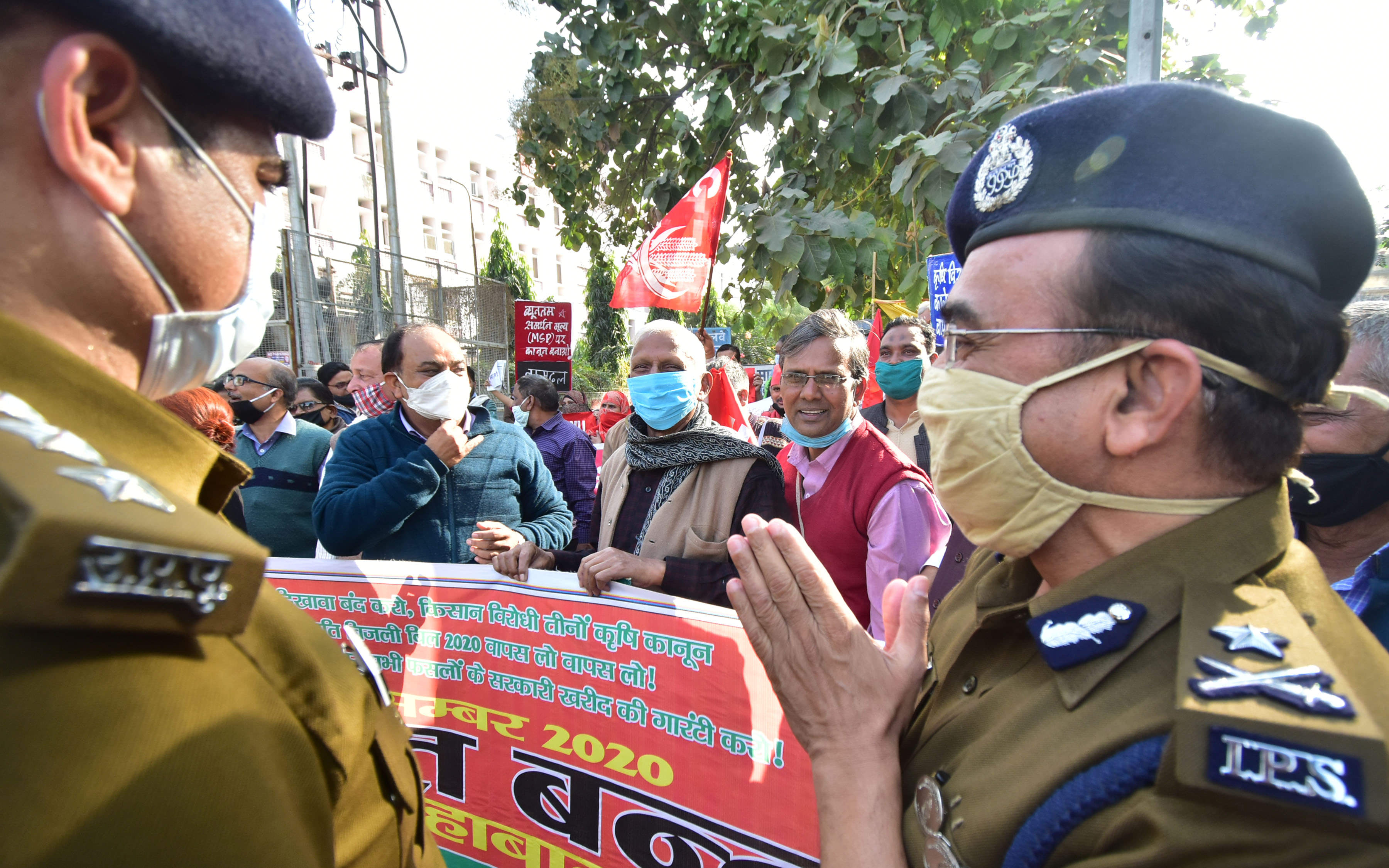 Opposition hit the road in support of Bharat bandh in Prayagraj, dozens of leaders arrested