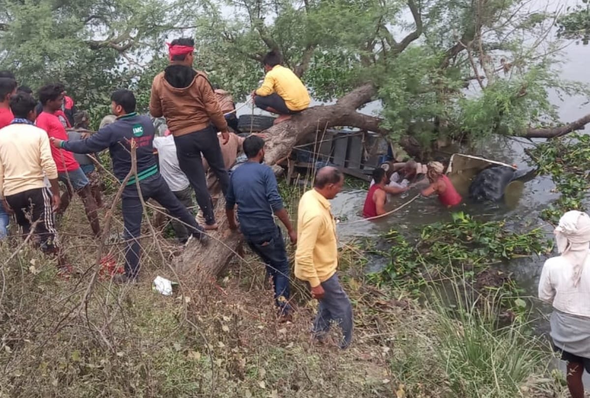 one killed after Tractor trolley overturns in pond at sant kabir nagar