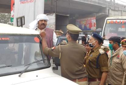 लोगों को समझाते पुलिस अधिकारी।