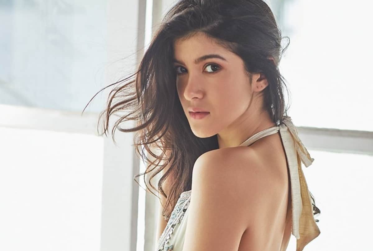 shanaya kapoor is slayer look hot and glamorous in every photoshoot