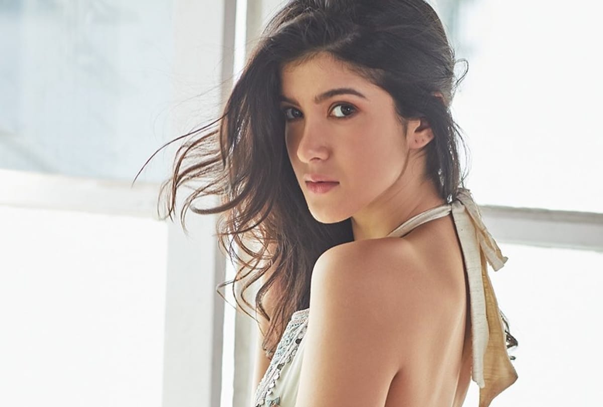 shanaya kapoor latest skirt look in hindi