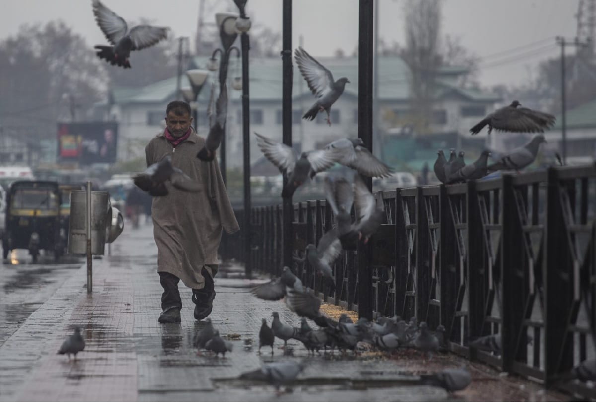 Srinagar Weather news Snowfall Started in Gulmarg Srinagar Leh Highway closed due to accumulation of snow
