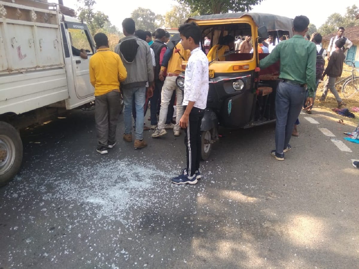 Bolero and auto collision five injured groom and bride including absconding in sonbhadra