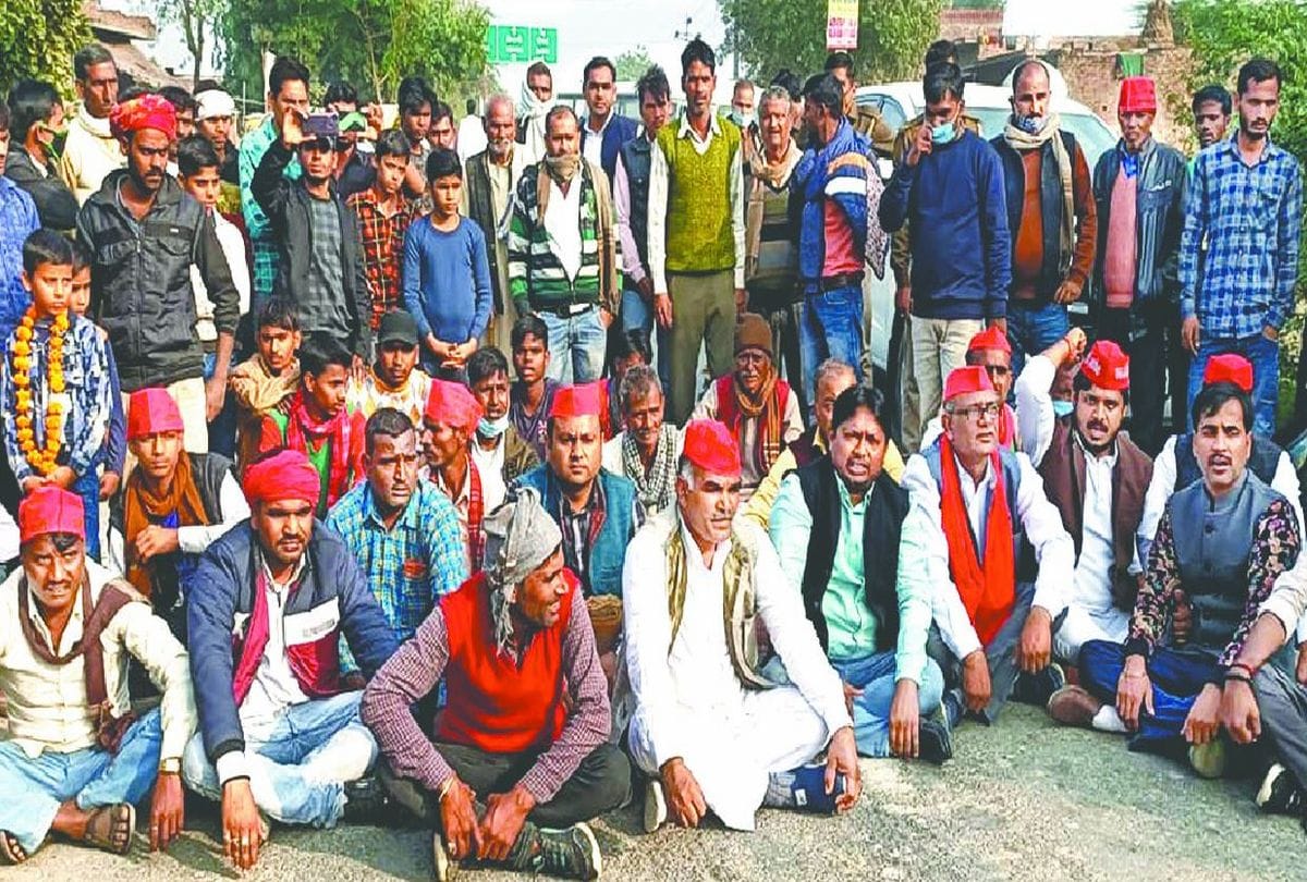 Samajwadi Party workers protest in Mainpuri