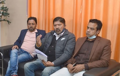 ऊना में पत्रकारों से बातचीत करते हुए सीबीएसई निजी स्कूल एसोसिएशन के पदाधिकारी।