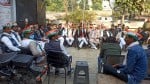 अमरोहा में गिरफ्तारी के बाद देहात थाने में बैठे कांग्रेसी।