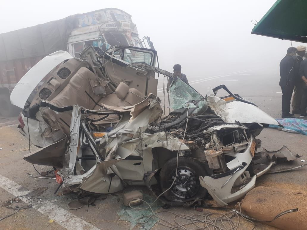 road accident in fog, lady doctors and his son death, 15 injured