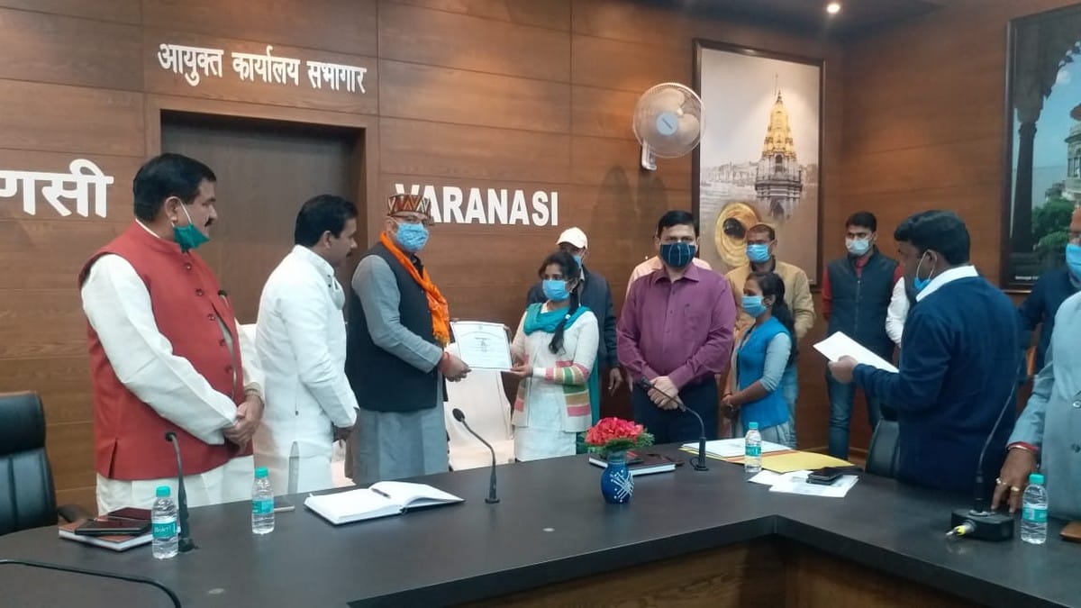 CM Yogi distributed appointment letter among tube well operators water will reach every field in Varanasi