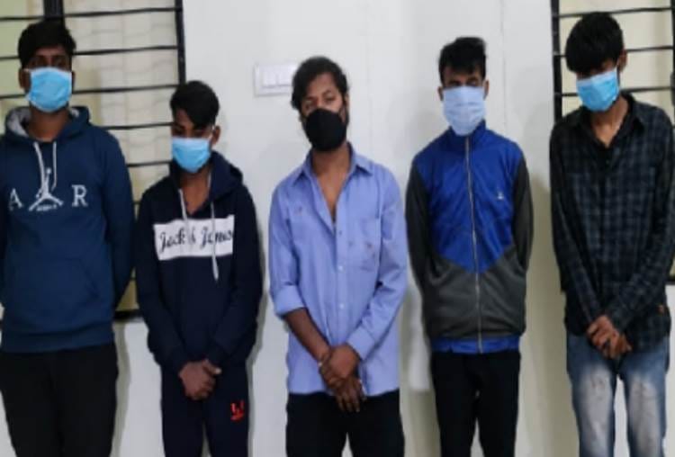 ruckus in lohia sansthan, Attack with knife in emergency, three injured