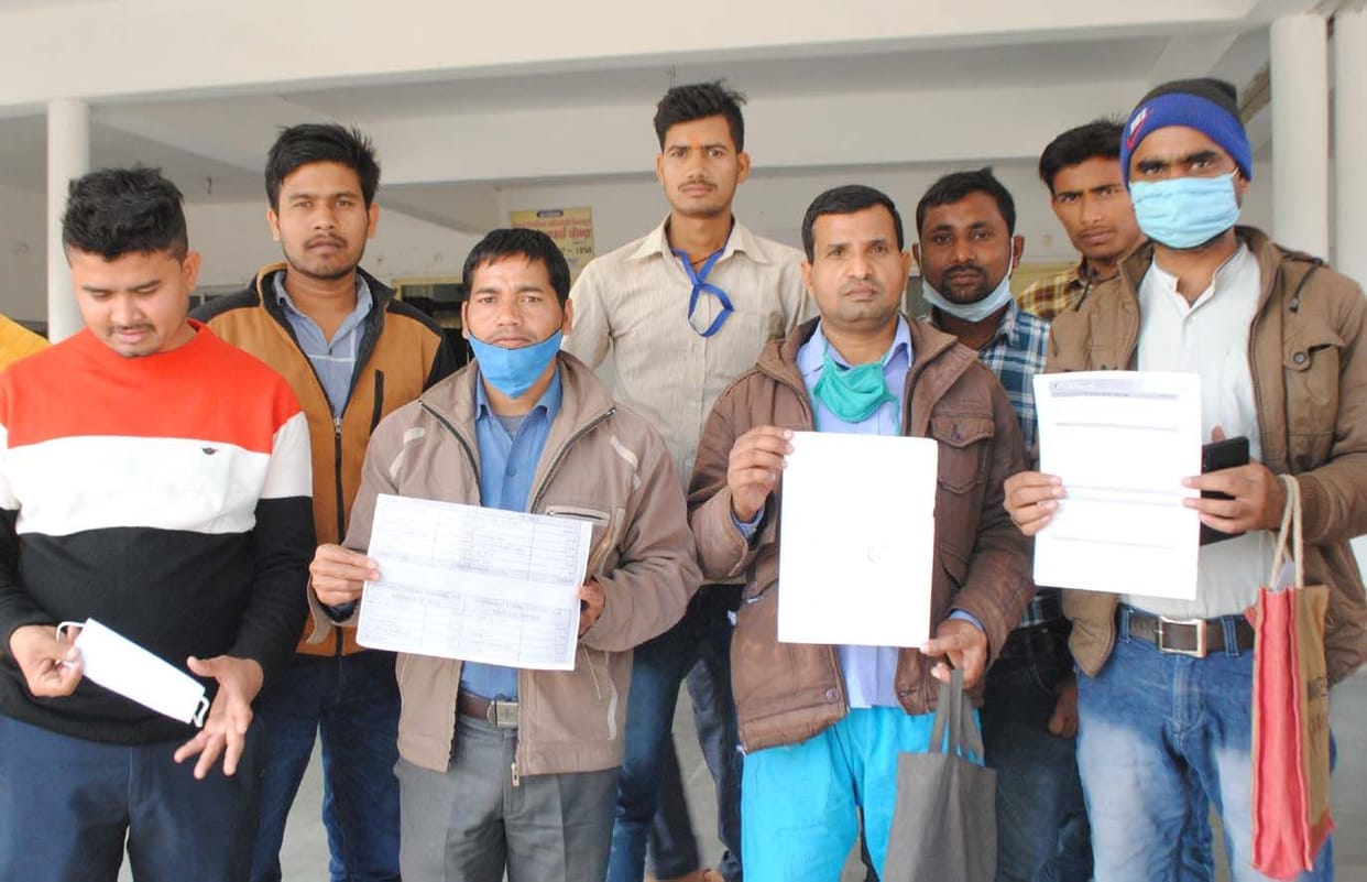 Public service center operators demonstrated at the arbitrariness of the company