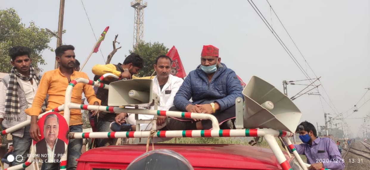 Strike on railway track, trains standing for one hour
