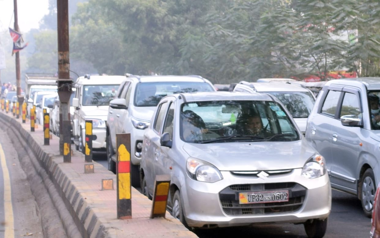 Crash in the city becomes jam, passers battling