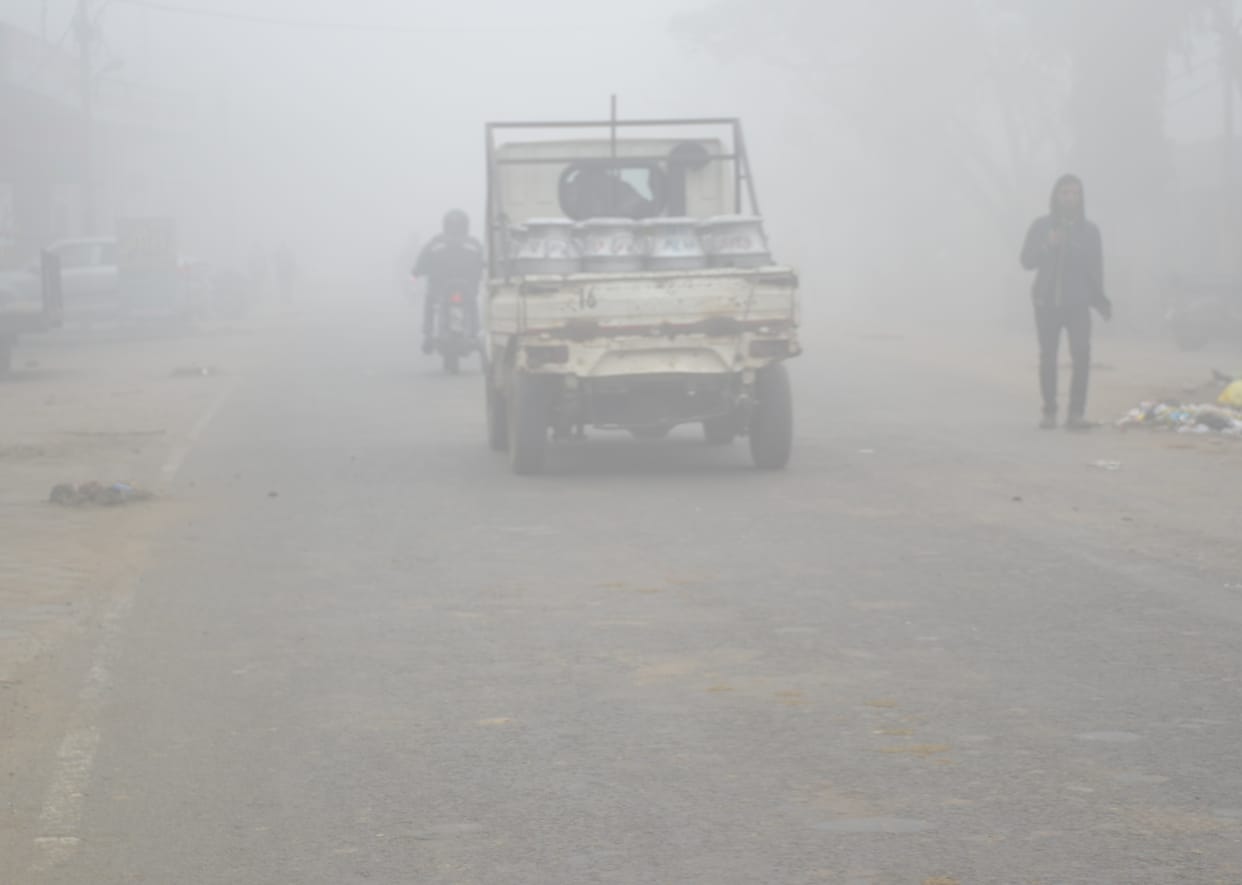 Heavy fog halts the speed of vehicles