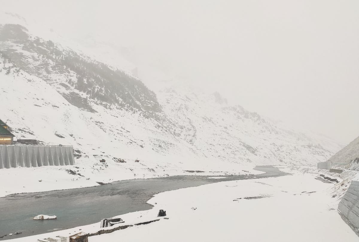 Rohtang Himachal Pradesh Snowfall News:  snowfall on High peaks including Rohtang in himachal ,vehicular movement disrupted in atal tunnel