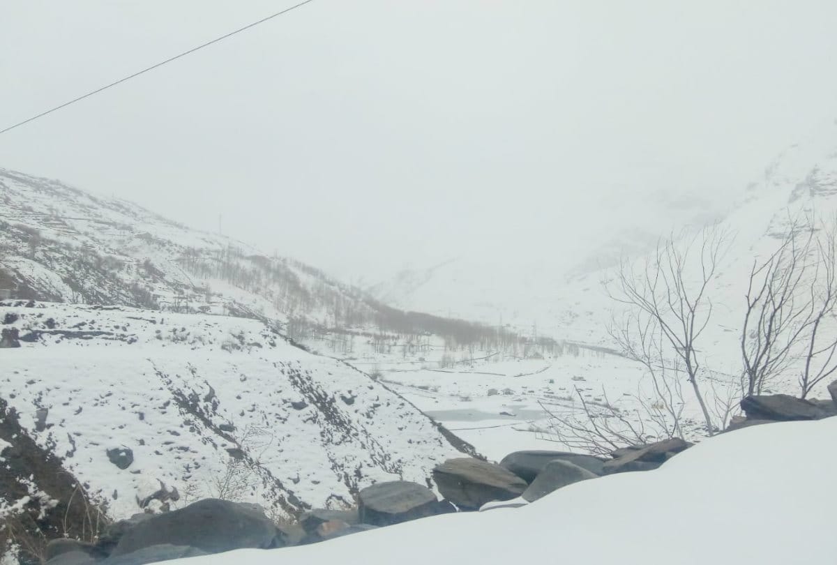 Rohtang Himachal Pradesh Snowfall News:  snowfall on High peaks including Rohtang in himachal ,vehicular movement disrupted in atal tunnel
