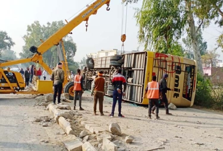 25 passengers injured due to bus collided with divider in Firozpur of Punjab