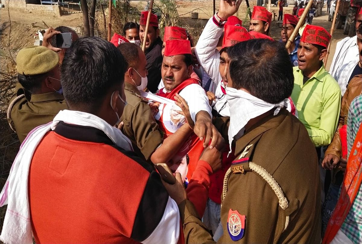 Samajwadi Party Leadres Dispute With Mathura Police During Protests For Farmer Bill