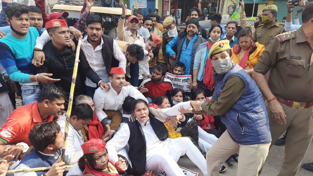 samajwadi party leader on streets in support of farmers 20 activists arrested in Varanasi