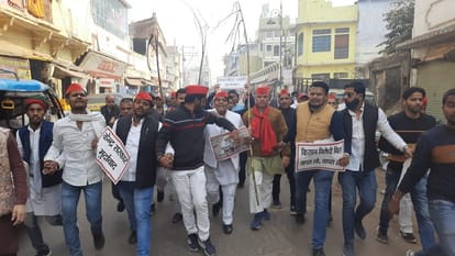 samajwadi party leader on streets in support of farmers 20 activists arrested in Varanasi