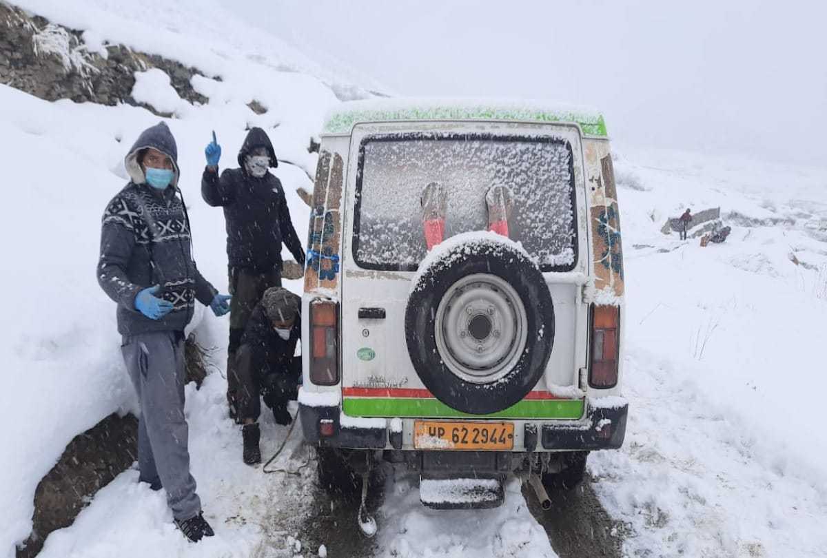 Rohtang Himachal Pradesh Snowfall News:  snowfall on High peaks including Rohtang in himachal ,vehicular movement disrupted in atal tunnel