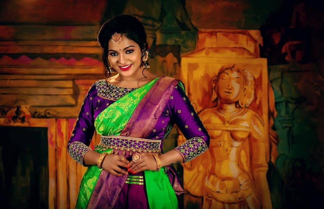 Popular TV actor and host VJ Chitra found dead in Chennai Watch Her last Status