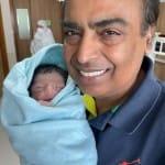 अपने पोते के साथ मुकेश अंबानी