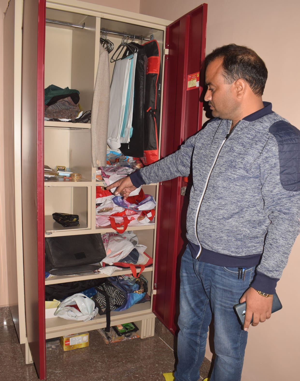 Cash and jewelry stolen from the locked house of the contractor