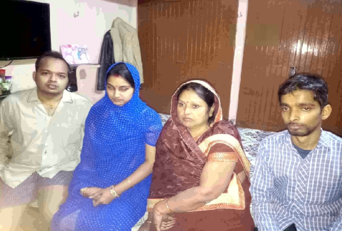 miscreants in Police uniform looted a family coming home from party 