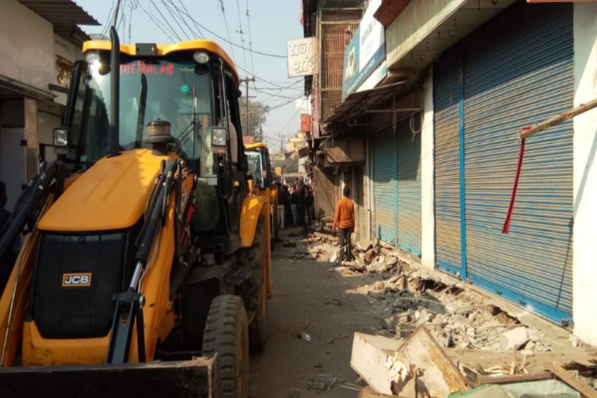 Bulldozer on encroachment in Bhagat Singh market of Meerut, campaign on orders of High Court