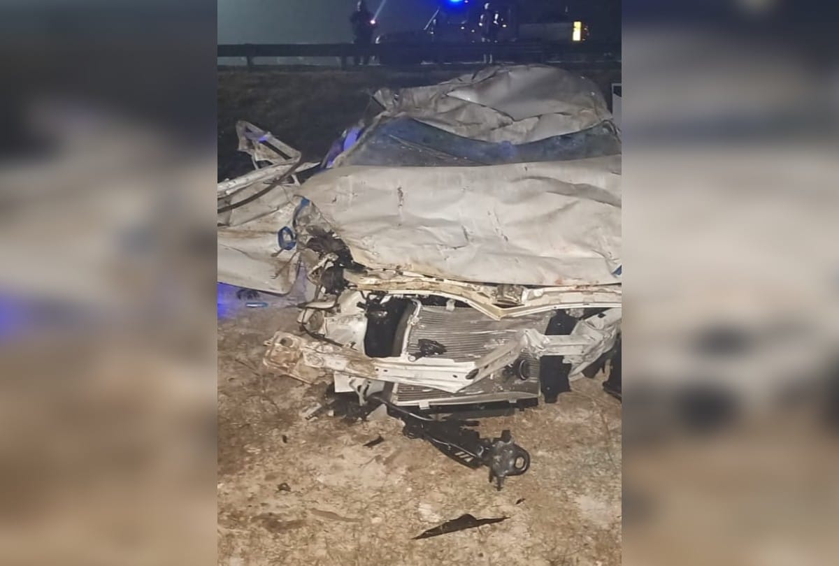 Accident On Agra-Lucknow Expressway Car Collided Divider Three Dead