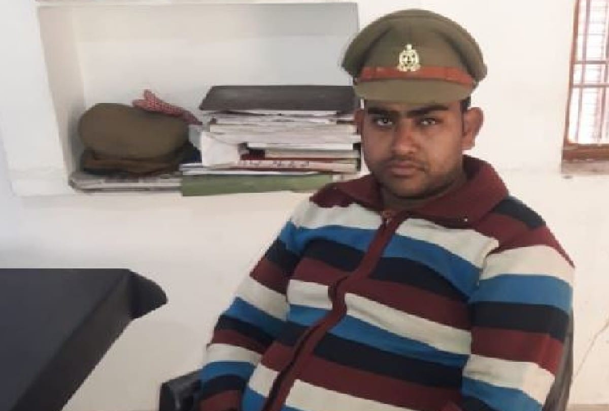 accused wearing cap of police photo goes viral in agra