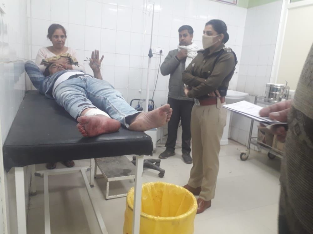 Three bike riding miscreants shot cash on the leg after robbing 40 thousand rupees