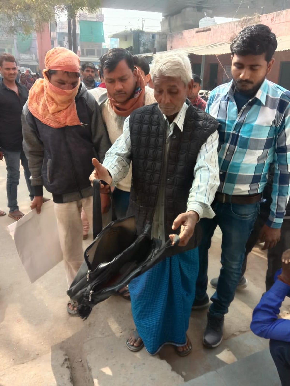 criminal shot a bank friend absconding with a bag full of money in Bhadohi