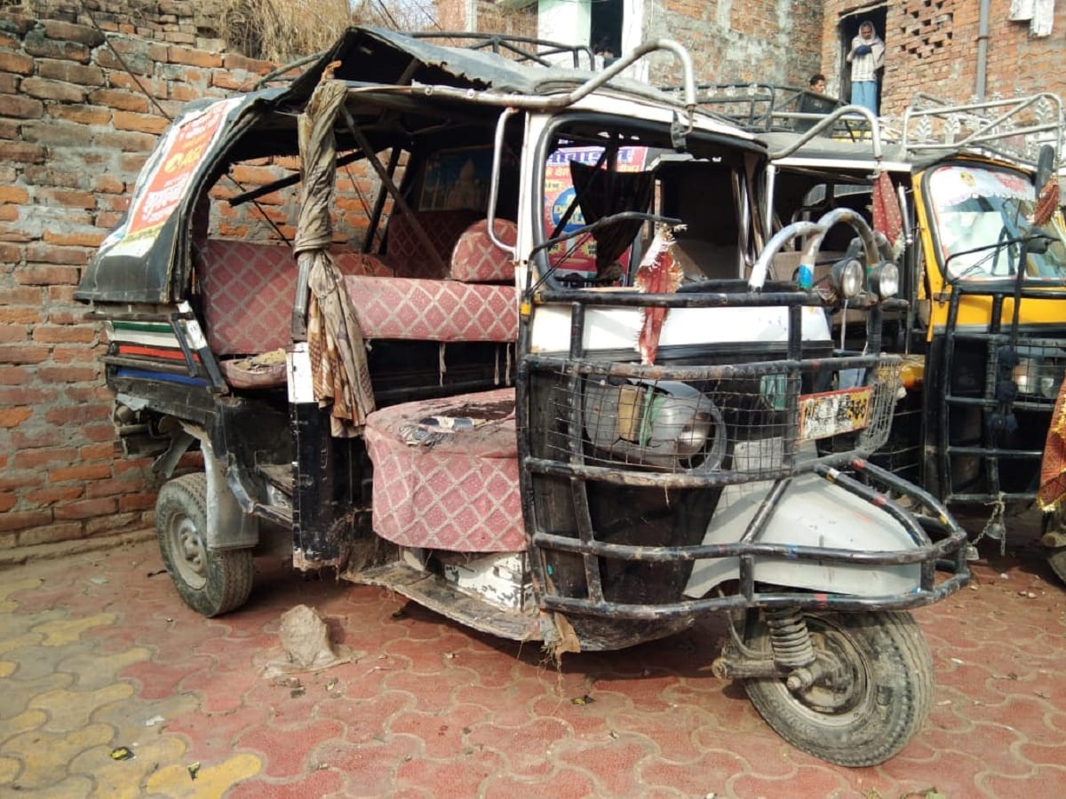 Swift car collided with passengers autp many injured driver escaped leaving car in Varanasi