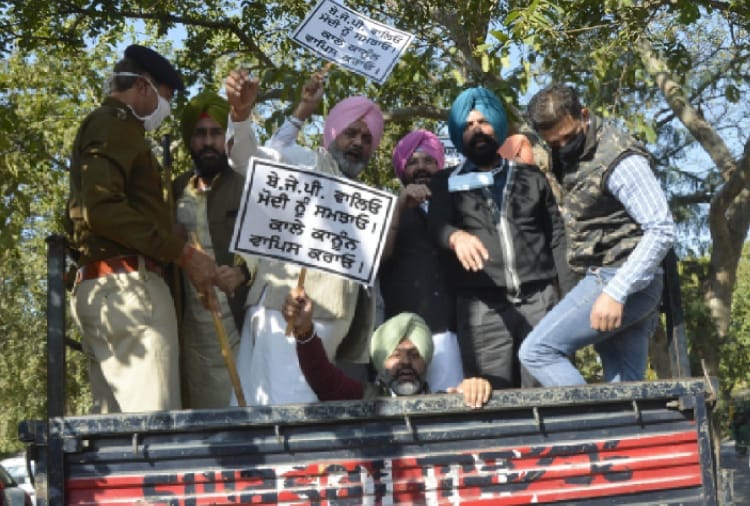 Four congress MLAs protest in front of BJP office in Chandigarh