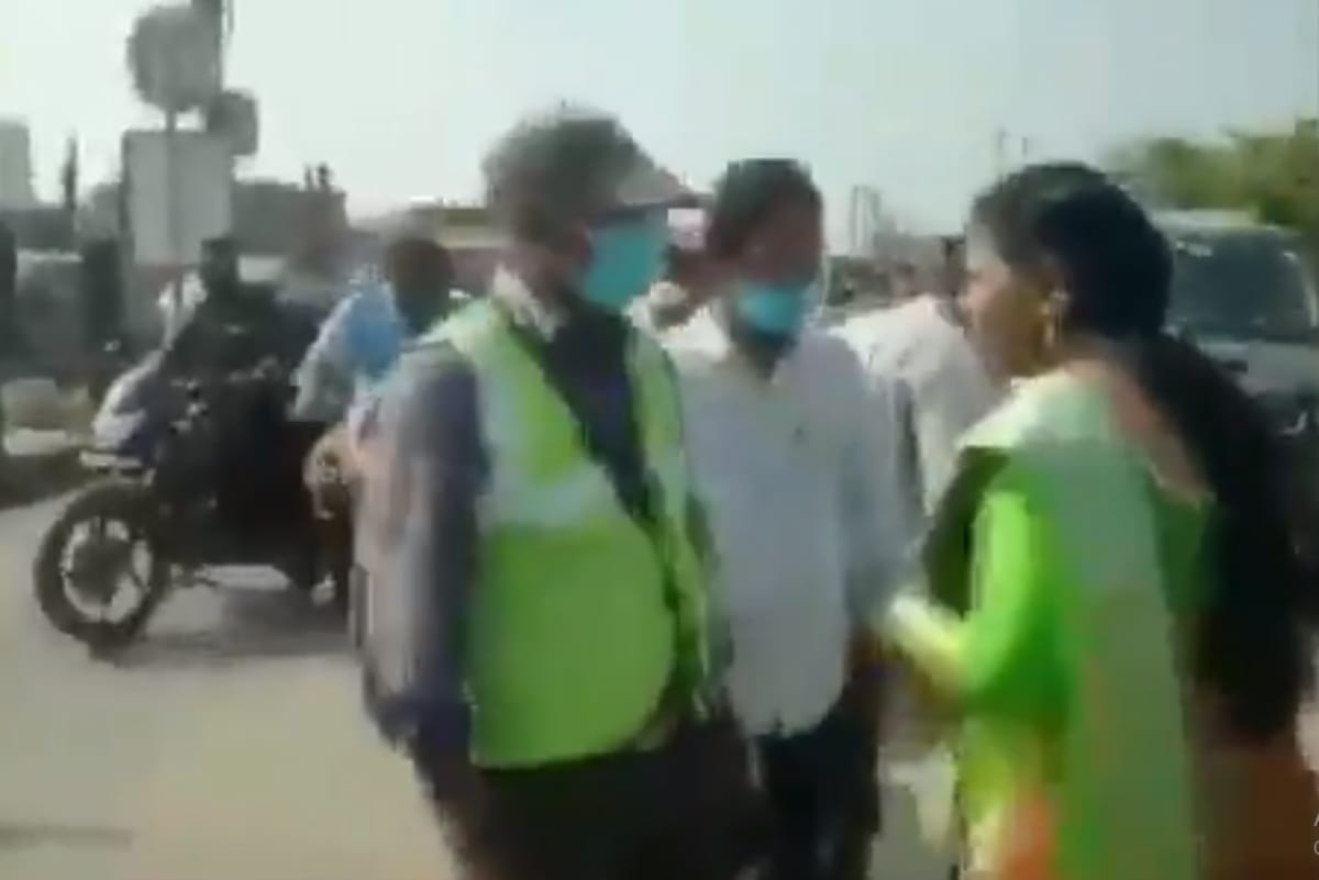 andhra pradesh ysrcp leader d revathi slaps toll plaza staff at kaja toll in guntur district toll tax