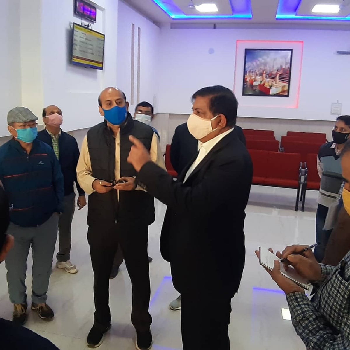 General Manager of North Eastern Railway reached Manduwadih station said such arrangements should be made at all stations