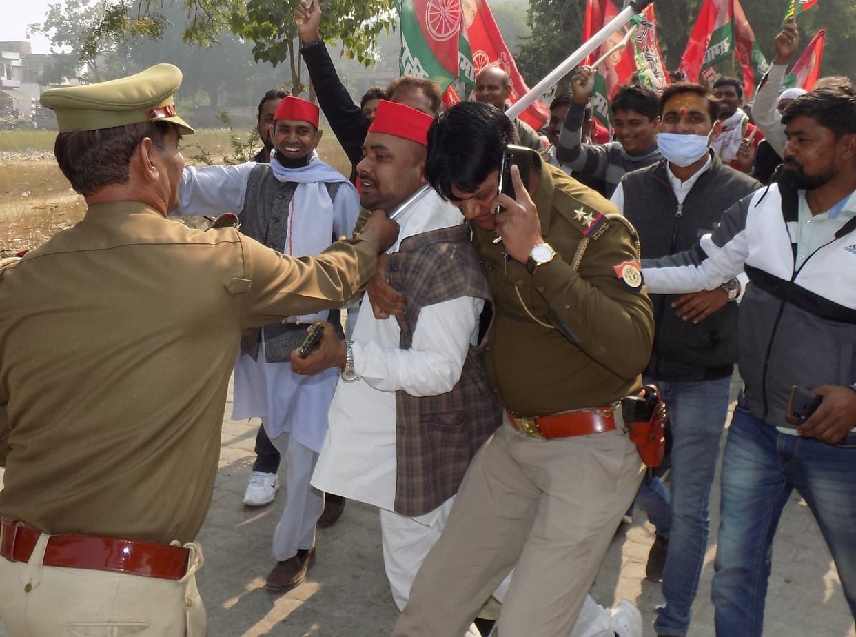 Hathras: Clashes with police, who are taking out a rally in Mursan, raid