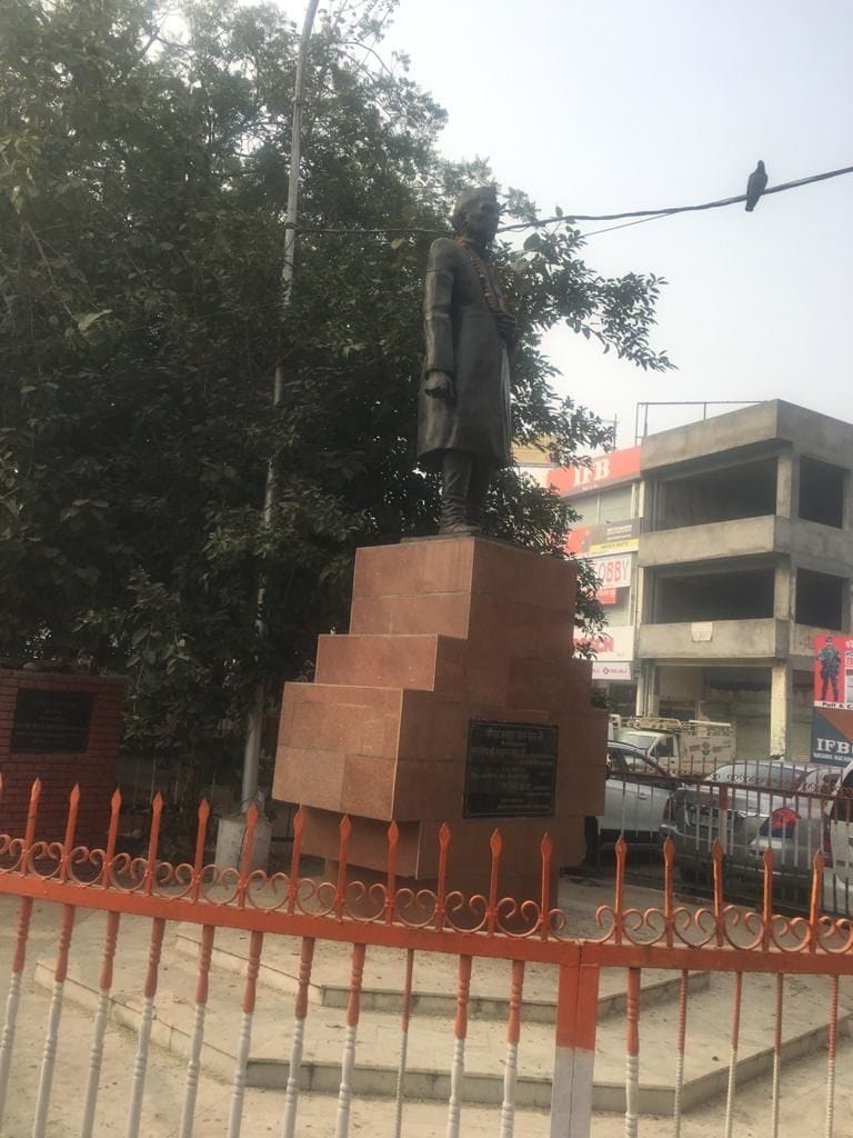 Protests against shifting of statue of Pandit Nehru, protested yesterday in parking project of Huda Complex