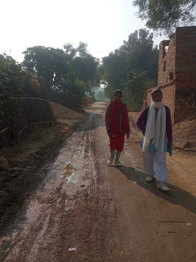 The condition of Mahuli Phulwar Contact Road is bad, accidents are happening every day