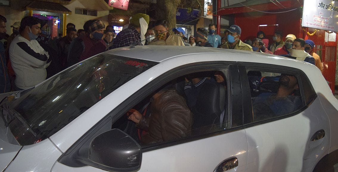 Tourists of intoxicated Bareilly created ruckus, toll tax workers accused of illegal recovery, police took them to the police station