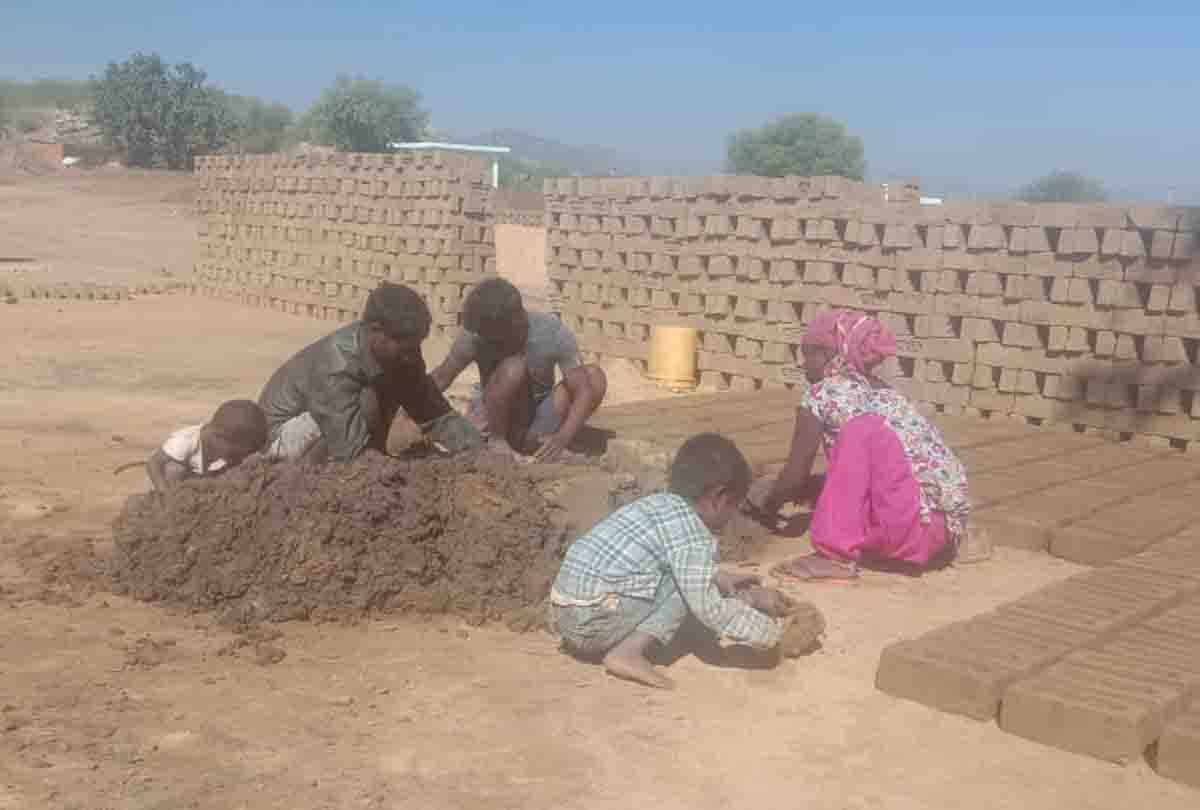 in madhya pradesh guna five bonded laborers are forced to pick coins fro hot oil vessel as punishment