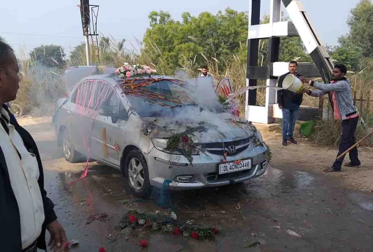 Unnao: A fire broke out in the car of the groom who was going to leave the bride in Shuklaganj, saved life by jumping