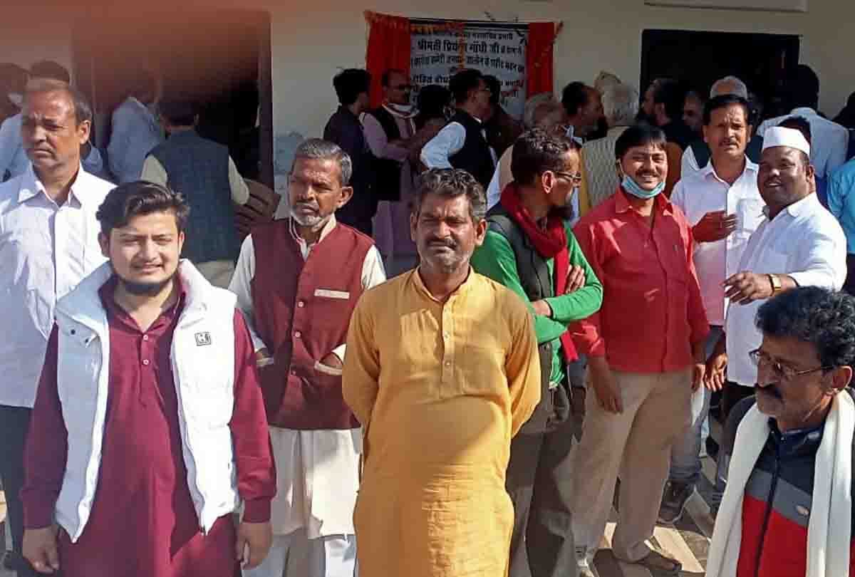 Two District Presidents clashed in front of Congress National Secretary to see preparations for Panchayat elections in Jalaun