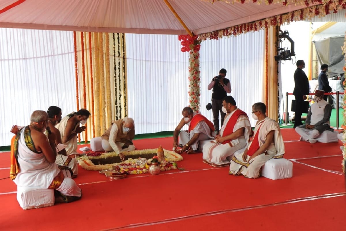 नए संसद भवन का भूमिपूजन करते पीएम मोदी