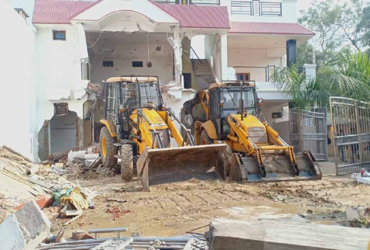 Demolition of house of three vicious miscreants including history Sheeter Chhotan Giri begins in Anantnag in Jhunsi