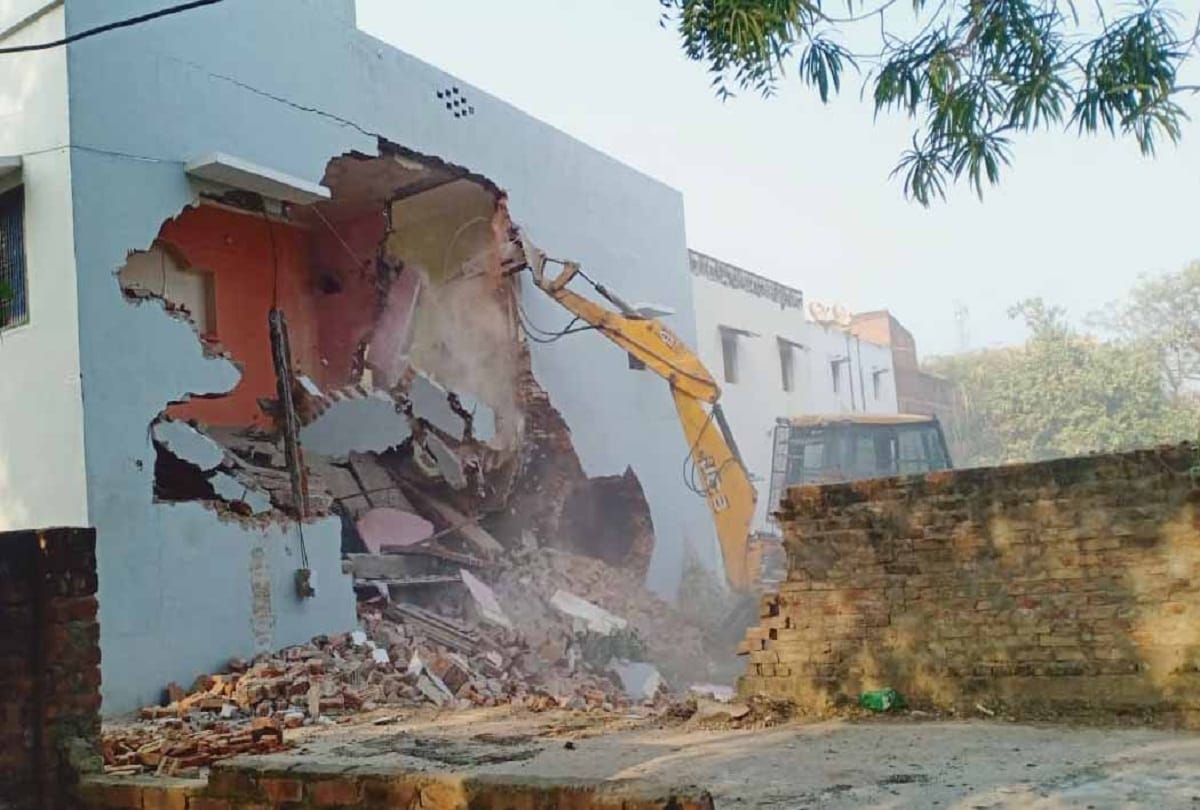 Demolition of house of three vicious miscreants including history Sheeter Chhotan Giri begins in Anantnag in Jhunsi
