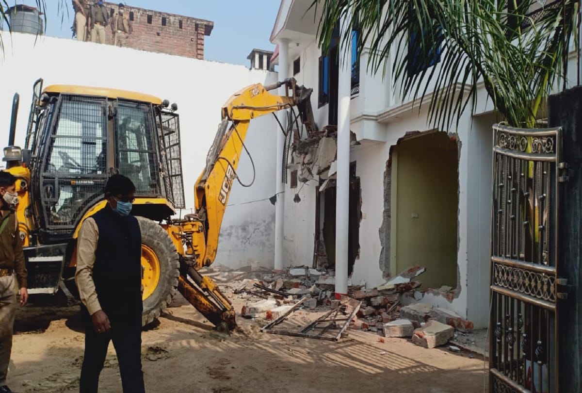 Demolition of house of three vicious miscreants including history Sheeter Chhotan Giri begins in Anantnag in Jhunsi