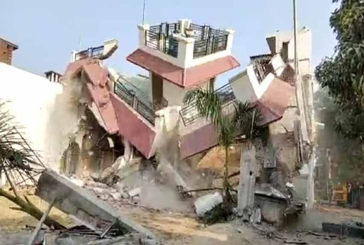 Demolition of house of three vicious miscreants including history Sheeter Chhotan Giri begins in Anantnag in Jhunsi